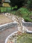 Teichanlage mit Bachlauf und Granitmauer